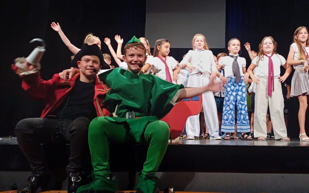La Scuola elementare “Bernardo Parentin” ha salutato la fine dell’anno scolastico con uno spettacolo che ha emozionato e coinvolto tutti:  Peter Pan e Capitan Uncino, sull’isola che non c’è .